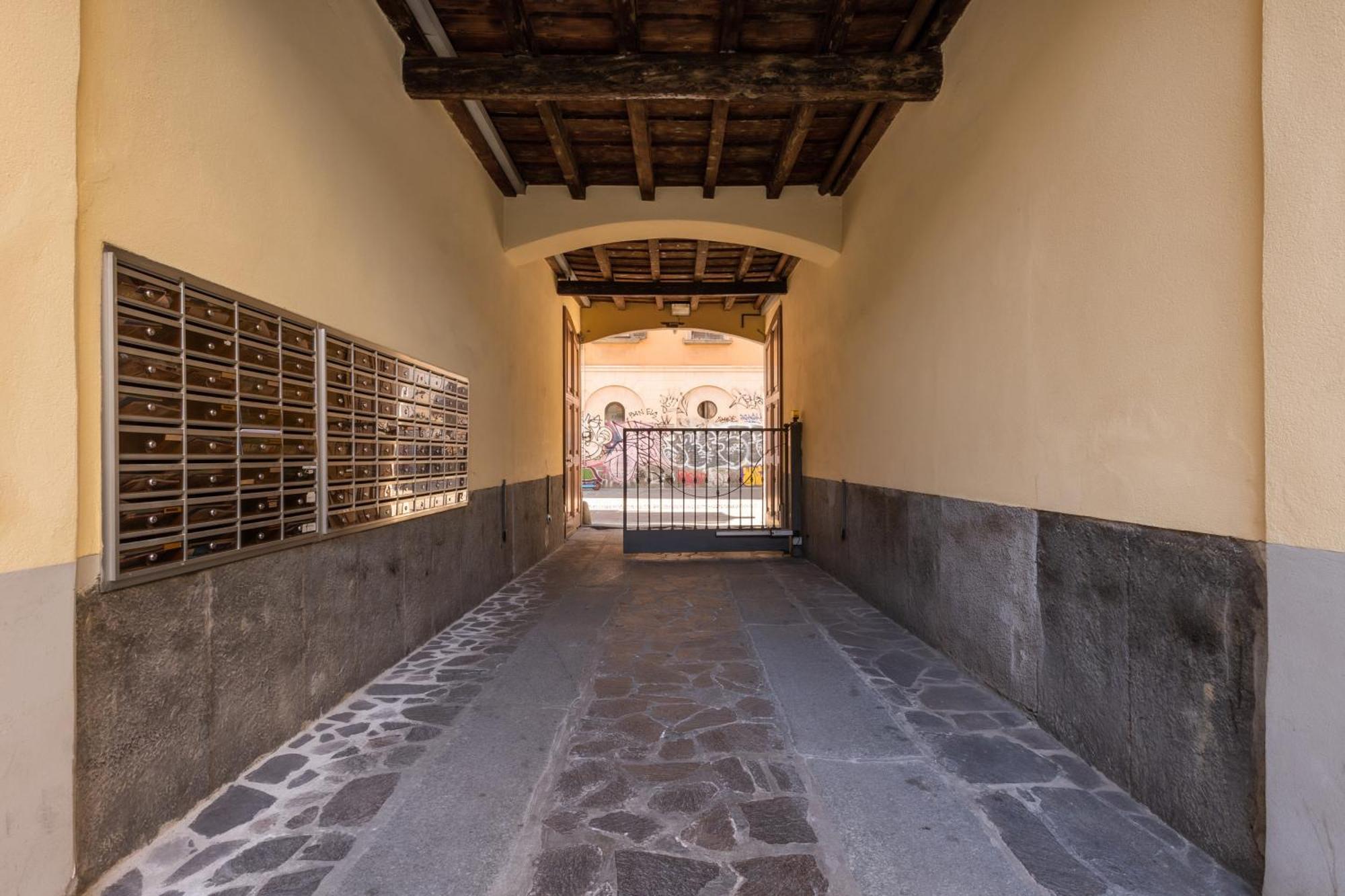 Bricks & Beams In The Key Area Of Milán